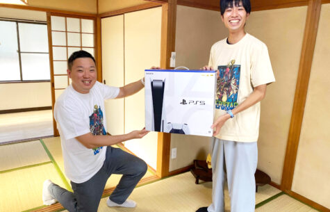 岡山・中四国eスポーツ企画会社DEPORTAR（デポルターレ）代表山田浩徳から、岡山のフリースクールもえぎ代表中藤寛人氏に『PlayStation 5』が贈呈されている写真です。